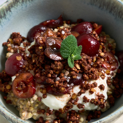 Schale mit Buchweizen Porridge und getoppt mit frischen Kirschen