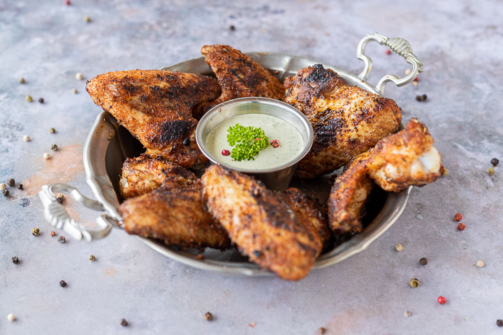 Chicken Wings vom Grill mit zuckerfreier BBQ Marinade & Sauerrahm-Kräuter-Dip