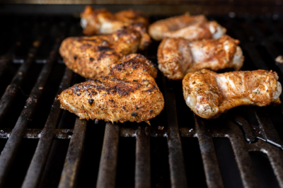 Bio-Chicken Wings am Grill.