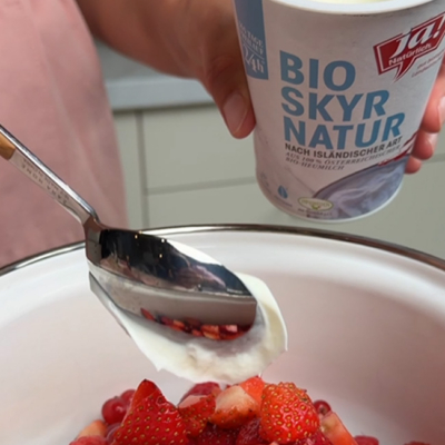 Zu den Bio-Beeren wird Bio-Skyr hinzugefügt.