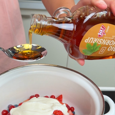 Zu den Bio-Beeren und Bio-Skyr wird Bio-Ahornsirup hinzugegeben.
