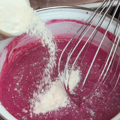 Die pürierte Bio-Beerenmischung wird mit Agar Agar vermischt.