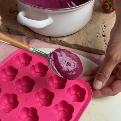 Die Masse für die Bio-Gummibärchen wird in Eiswürfelformen gegossen.
