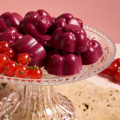 Die fertigen Bio-Gummibärchen serviert mit frischen Bio-Ribiseln.