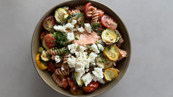 Protein Pasta-Salat mit cremigem Tomaten-Tofu-Dressing & Schafmischkäse
