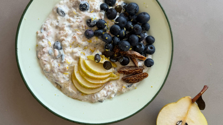 Birnen Birchermüsli mit Dinkelflocken, Feigen, Zitrone & Heidelbeeren