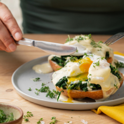 Pochierte Bio-Eier auf Brot mit frischen Bio-Kräutern.