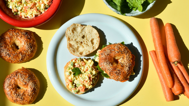 Protein Bagels mit Spicy Egg Salad