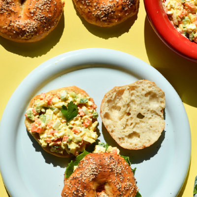 Die gebackenen Protein Bagels halbieren und mit dem Spicy Egg Salad belegen.