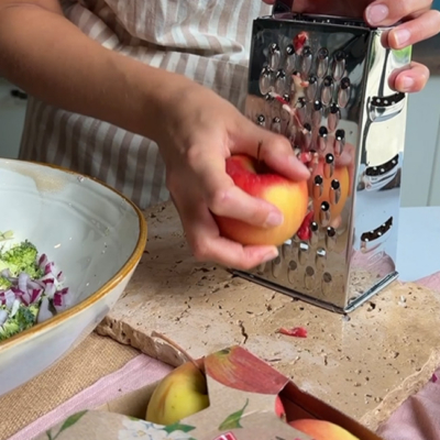 Der Bio-Apfel wird mit einer Reibe geraspelt.