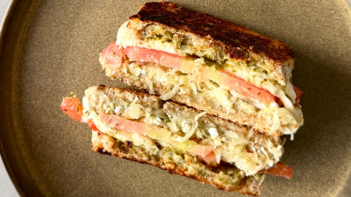 Pesto Grilled Cheese Sandwich mit Sauerkraut & Paradeiser