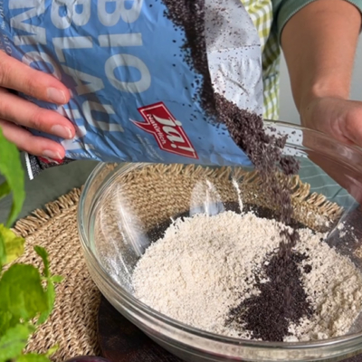 Bio-Dinkelmehl, Bio-Rohrzucker, Bio-Mohn, Backpulver, Natron, Salz und Staubzucker werden in einer Schüssel vermischt.