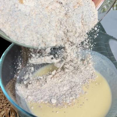 Die trockenen Bio-Zutaten für die Zwetschken Pancakes werden zu den flüssigen hinzugegeben.