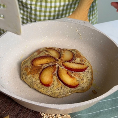Die Zwetschken Pancakes beidseitig anbraten.