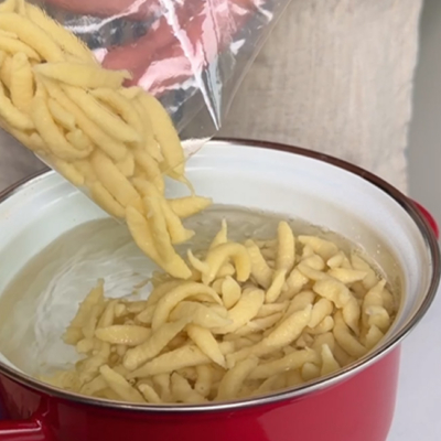 Bio-Eierspätzle in einem Topf kochen.