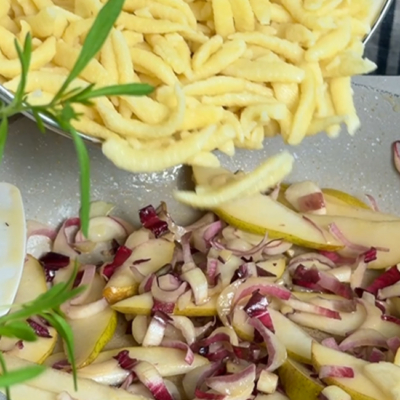 Bio-Eierspätzle, Bio-Birnen, Bio-Chicorée in einer Pfanne anbraten.