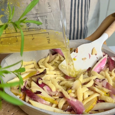 Die Spätzle mit Bio-Gemüsefond ablöschen.