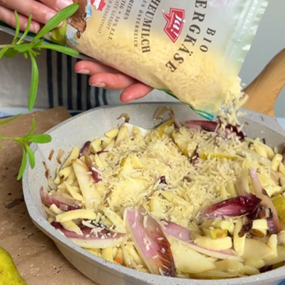 Zu den Spätzle Bio-Bergkäse gerieben hinzugeben