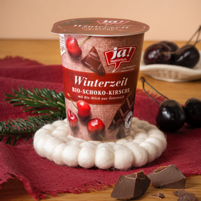 Winterzeitjoghurt Schoko Kirsche auf einem Tisch drapiert