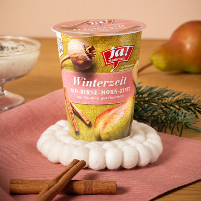 Winterzeitjoghurt Birne Zimt auf einem Tisch drapiert