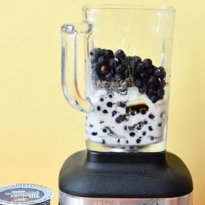 Die Bio-Zutaten für den Blueberry Almond Protein Lassi werden gemixt.
