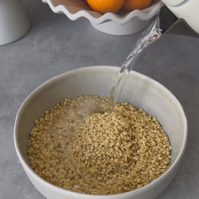 Bio-Soja Faschiert wird in kochendes Wasser eingelegt.