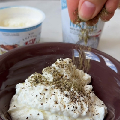 Die Protein Creme wird mit Bio-Skyr und Bio-Cottage Cheese sowie Bio-Kräutern angerührt.