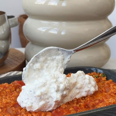 Das Soja-Faschiert wird auf die zerdrückten Bio-Mini-Erdäpfel gegeben und darüber die Protein Creme.
