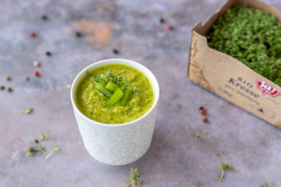 Eine grüne Grillsauce.