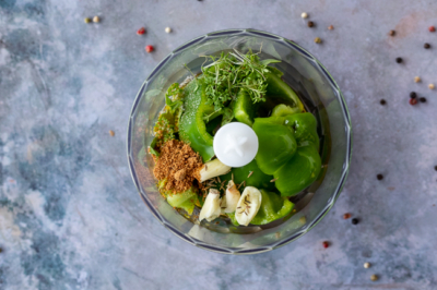 Zutaten in einem Mixer.