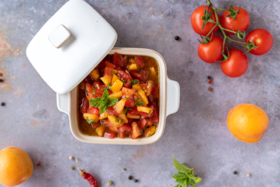 Eine Schüssel gefüllt mit Tomaten-Marillen-Salsa.