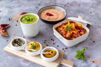 Bio-Curry mit verschiedenen Saucen.