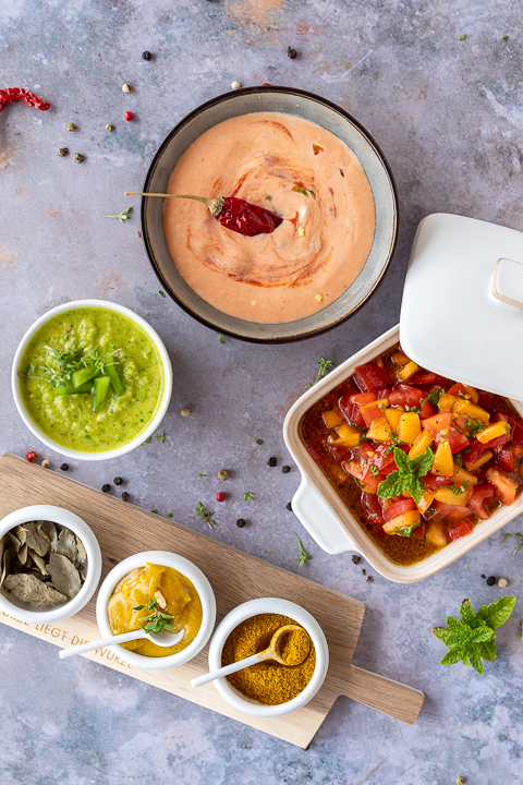 Verschiedene Soßen und Gewürze in Schüsseln.