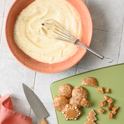 Der Bio-Lebkuchen Klassik wird in kleine Stücke geschnitten, daneben die Mischung aus Winterzeit Joghurt Birne-Mohn und Bio-Joghurt griechischer Art.