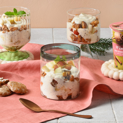 Das geschichtete Birnen-Lebkuchen Joghurt Parfait ist frisch zubereitet in einem Glas serviert.