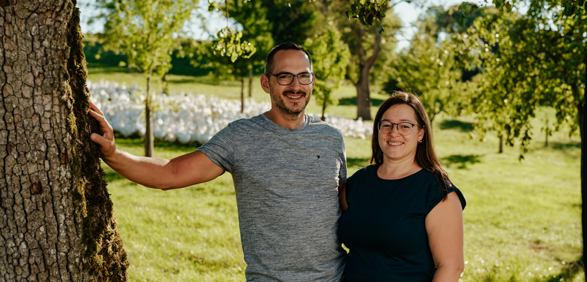 Judith und Stefan Riegler-Nurscher auf der Weide