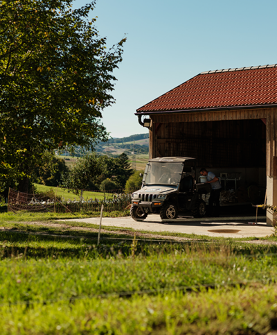 Bauernhof und Traktor