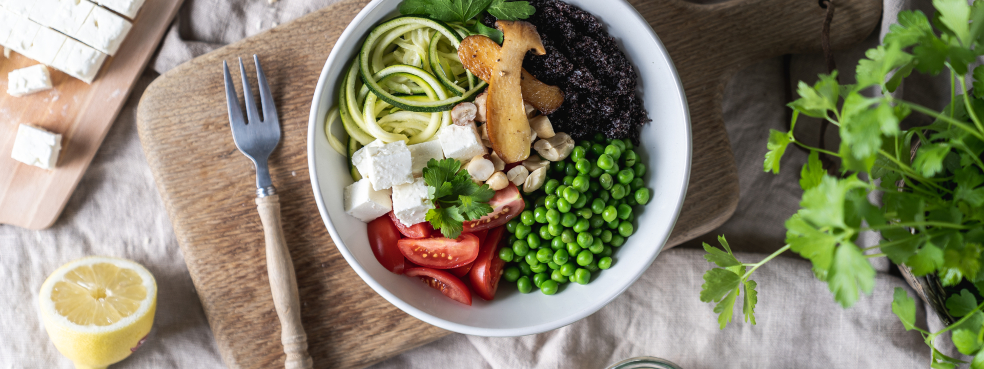 Eine Amaranth-Bowl am Tisch.