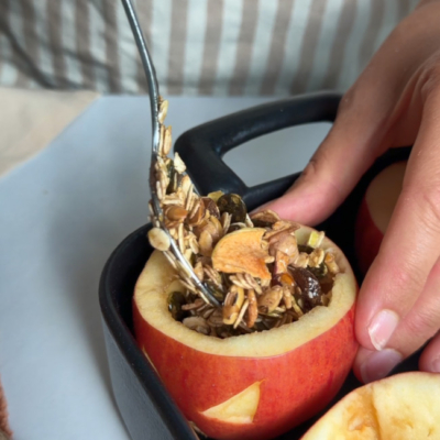 Apfel wird gefüllt mit der Füllung