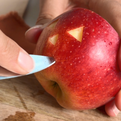 Apfel wird eingeschnitten und eingeritzt