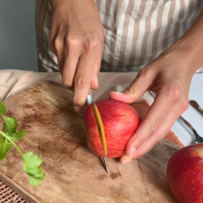 Apfel wird aufgeschnitten und ausgehöhlt
