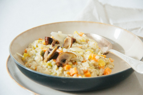 Buchweizen-Risotto in einer Schüssel.