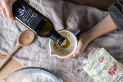 Jemand vermengt die flüssigen Zutaten mit Bio-Germ.