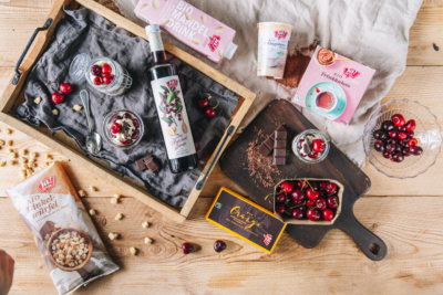 Ja! Natürlich Bio-Zutaten für ein schnelles Schwarzwälder-Kirsch-Dessert.