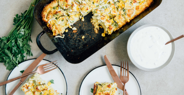 Mais-Gemüsekuchen mit Sauerrahm-Dip
