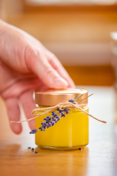 Bio-Lavendel-Sanddorncreme in einem Marmeladenglas.