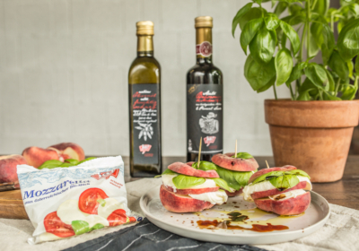 Pfirsichburger mit Ja! Natürlich Bio-Mozzarella, Olivenöl und Aceto Balsamico di Modena.