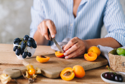 Jemand schneidet Bio-Marillen.