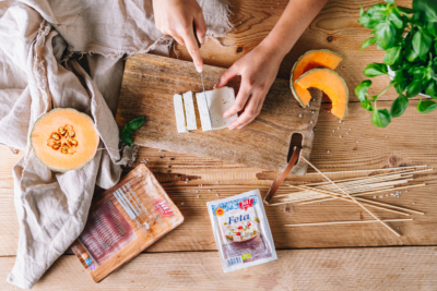 Jemand schneidet Ja! Natürlich Bio-Feta.