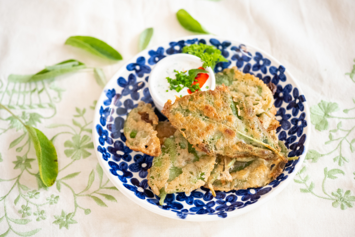 Salbeiblätter im Tempurateig mit Kräutersauce